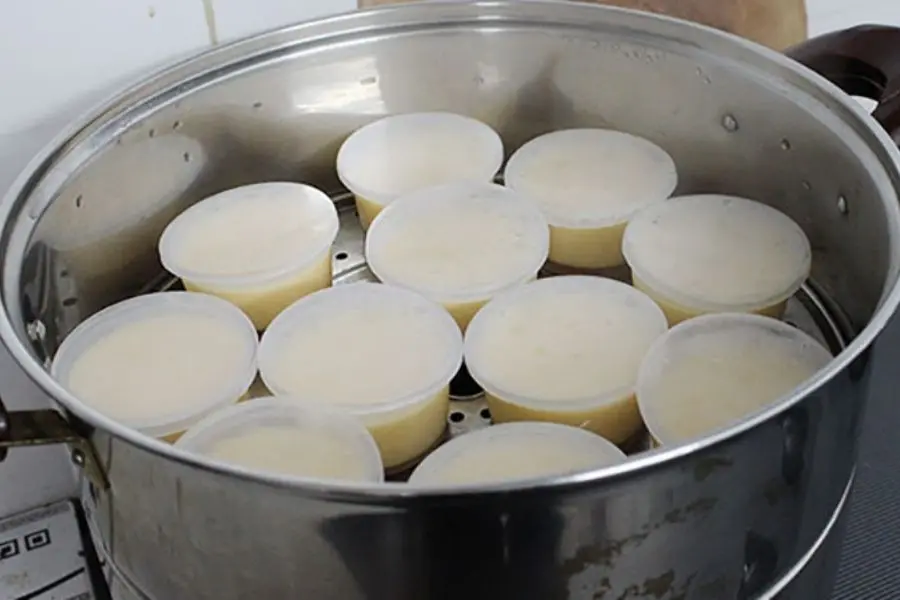 Xếp các khuôn bánh flan vào nồi hấp