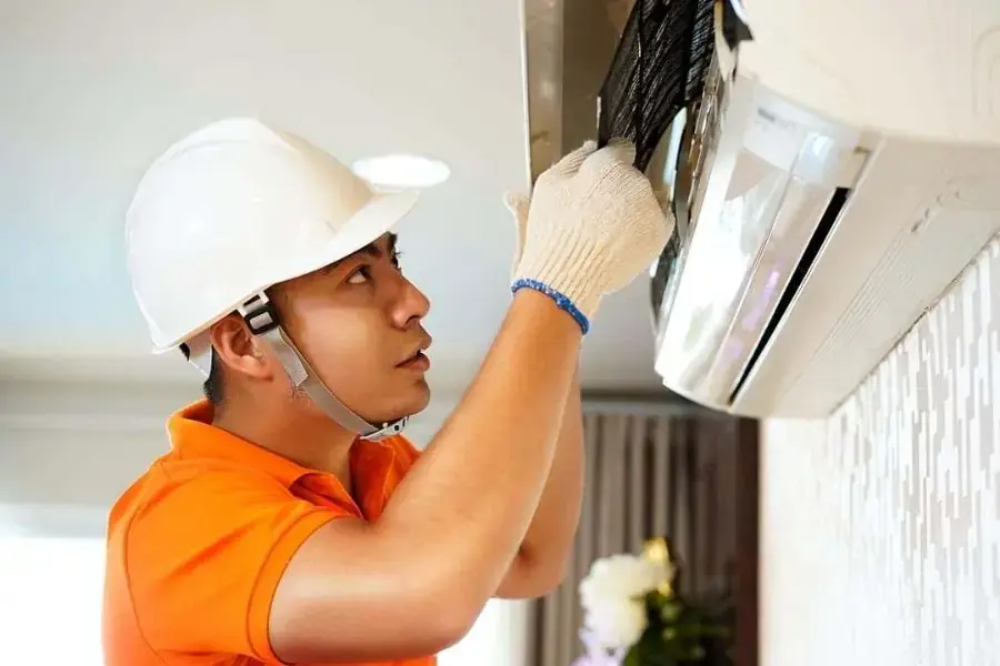 Thời gian vệ sinh máy lạnh hợp lý là từ 3 - 4 tháng đối với gia đình