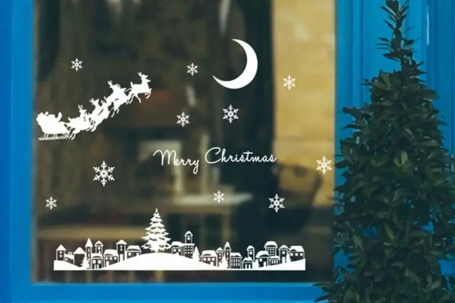 Sự ấm áp của nhựa phát sáng trên cửa kính tạo nên không khí Noel ấm cúng.
