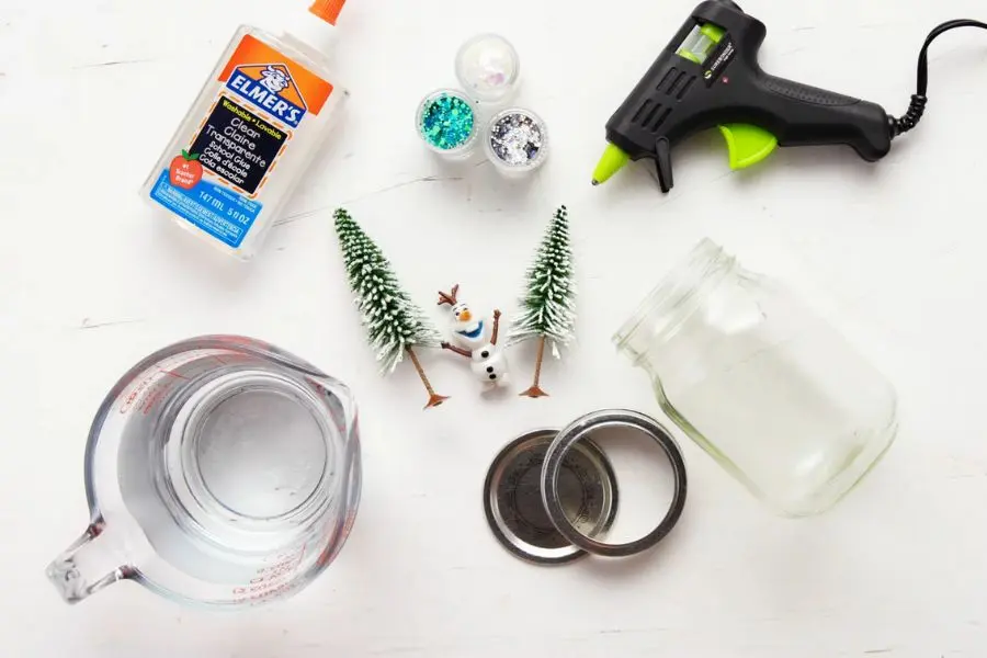 Nguyên vật liệu làm quả cầu thủy tinh Noel.