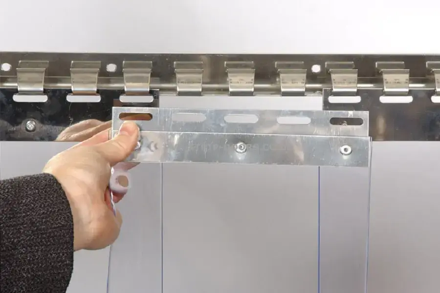 Cách tháo rèm cửa nhựa PVC (Ảnh: pvc-stri-doors.co.uk)