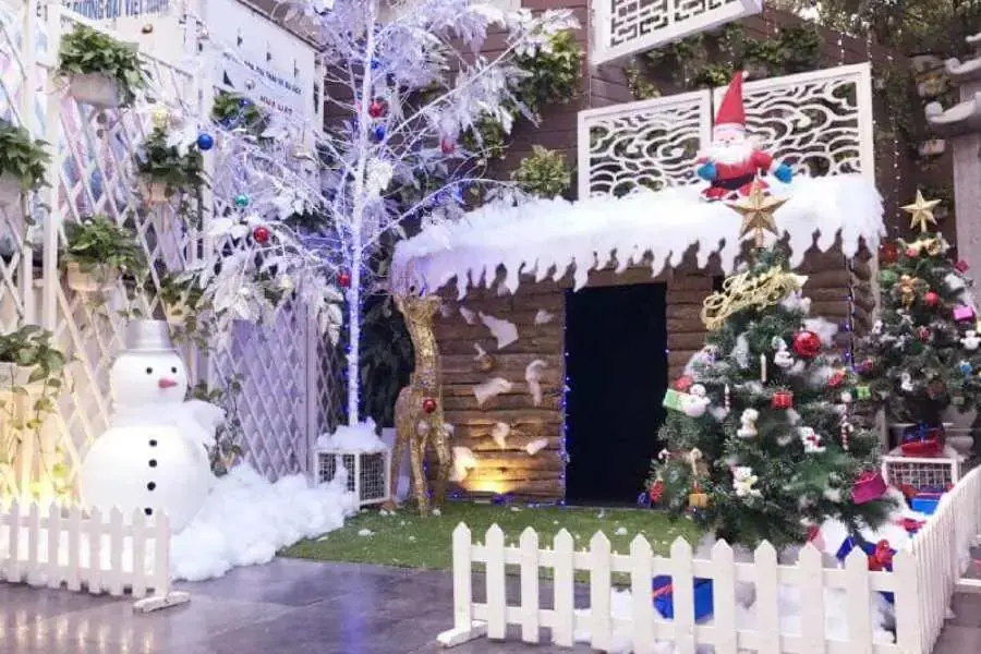 Bạn có thể bày trí tuyết giả xung quanh chậu thông hoặc trên máy nhà để tạo hiệu ứng chân thực.