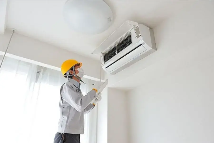 Vệ sinh máy lạnh thường xuyên 2 năm/lần