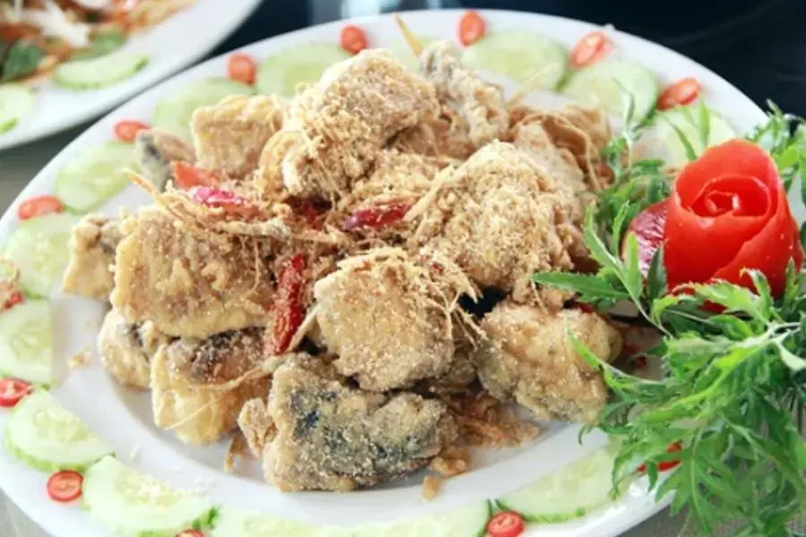 Cá chình rang muối với da vàng giòn, thịt ngọt béo.