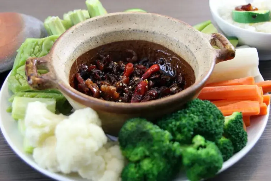 Rau củ chấm sốt cung cấp nhiều chất xơ, giúp cơ thể chống đói hiệu quả