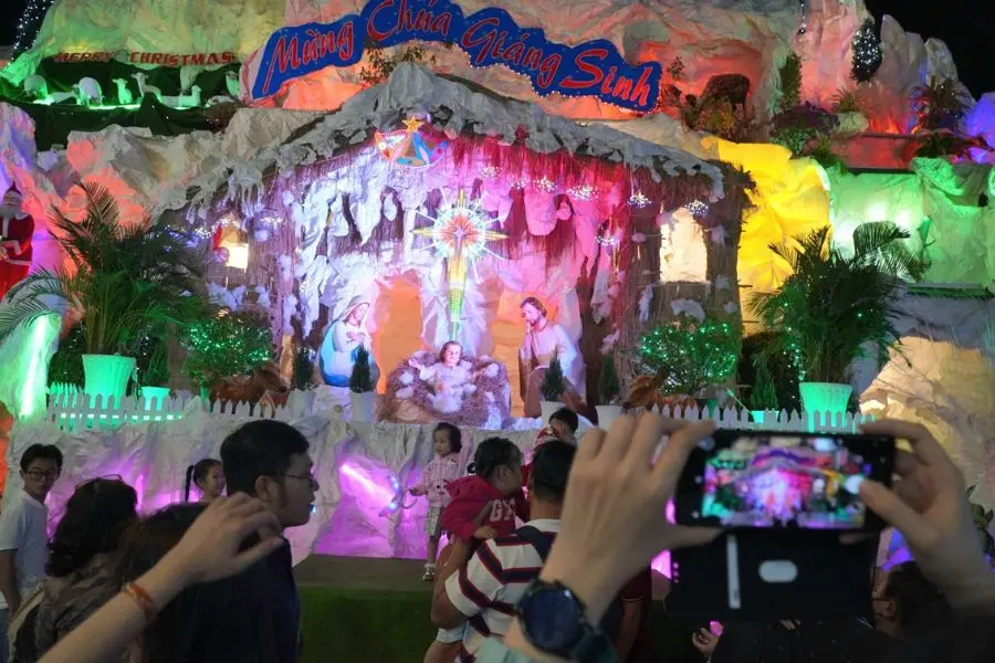 Nhà thờ, xóm đạo là nơi thiết kế nhiều tiểu cảnh Noel hấp dẫn.