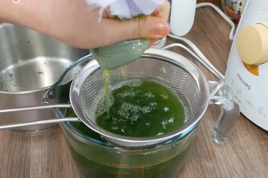 Xay nhuyễn lá dứa sau đó lọc bỏ cặn