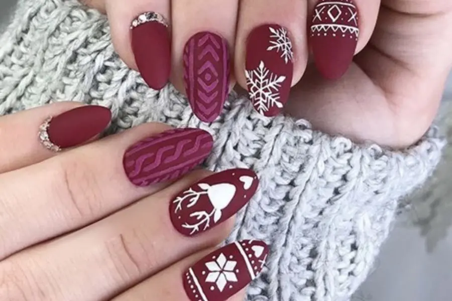 Mẫu nail họa tiết áo len với màu đỏ chủ đạo.