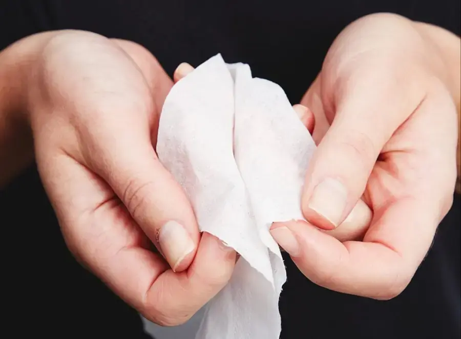 Hãy sử dụng khăn giấy ướt để vệ sinh lò vi sóng nếu không quá bẩn.