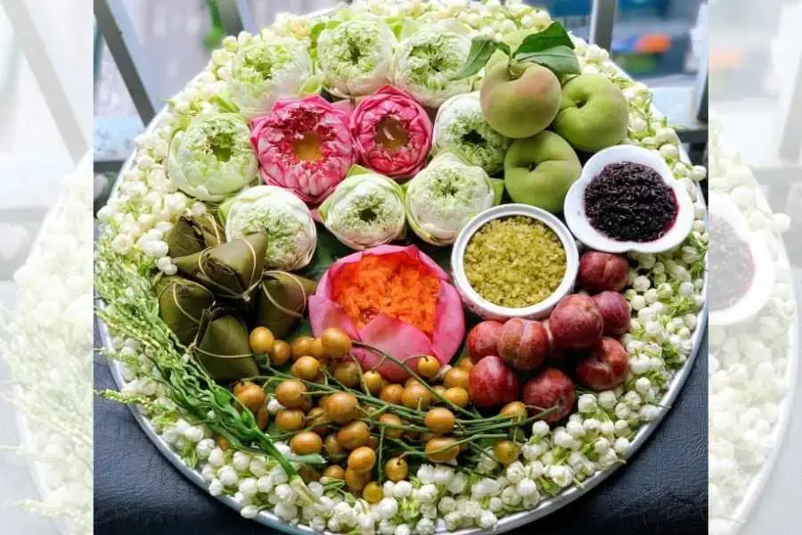 Hoa tươi mang lại vẻ thanh khiết cho mâm cúng ngày Đoan Ngọ