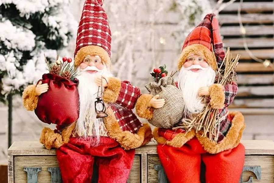 Hình ảnh ông già Noel ngồi nghỉ ngơi vô cùng sinh động.