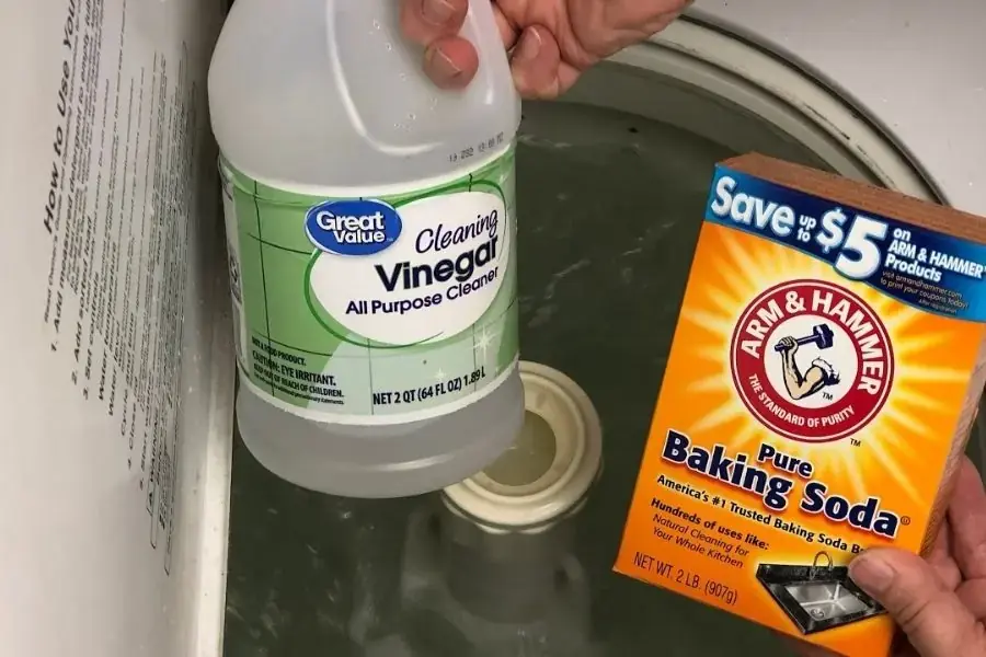 Baking soda, giấm và nước ấm giúp bạn vệ sinh lồng máy giặt vô cùng hiệu quả (Nguồn: Youtube)