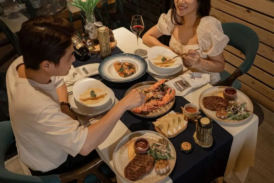 Chuẩn bị một bữa ăn ấm cúng cũng là một món quà Valentine trắng đầy ý nghĩa.