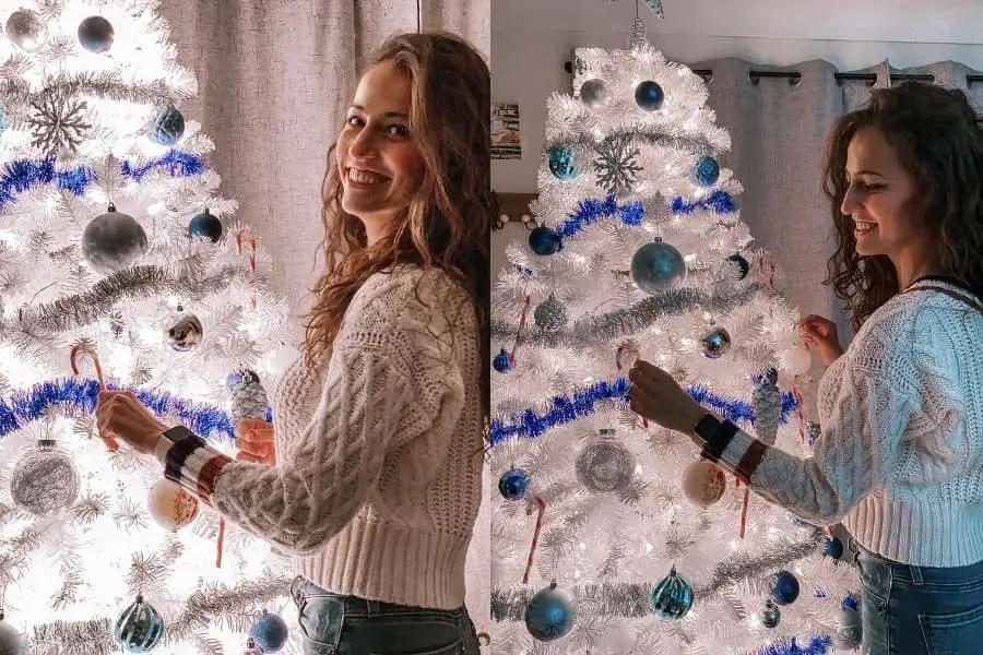 Tạo dáng chụp hình Noel với cây thông.