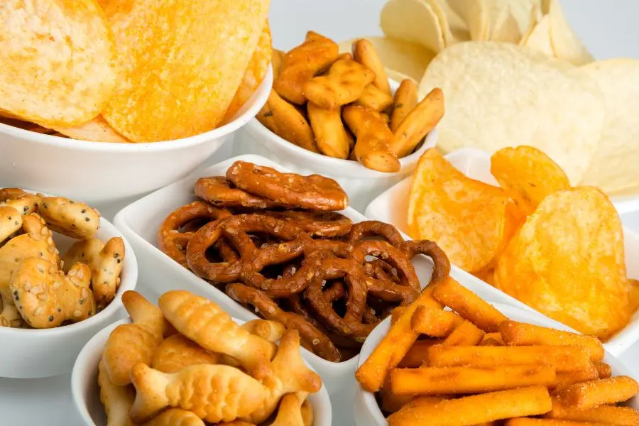 Những món snack mặn ngọt đa dạng, rất được lòng người trẻ trong dịp Tết.