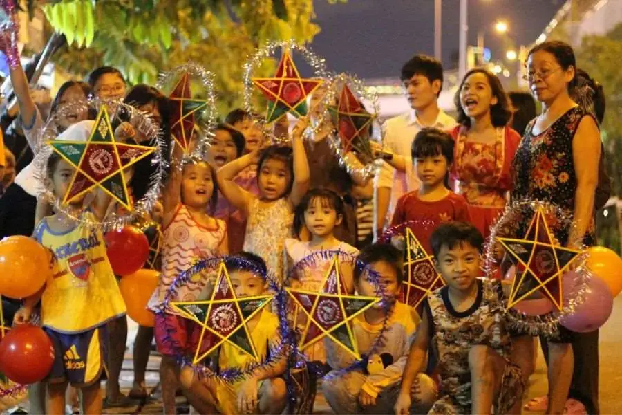 Các em nhỏ cùng nhau rước đèn, vui chơi vào ngày Trung thu.