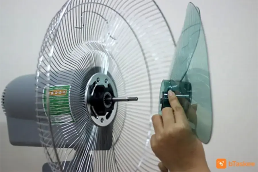 Tháo cánh ra khỏi trục máy quạt.