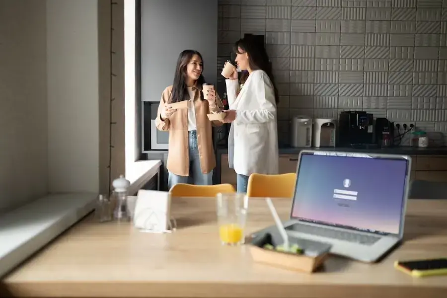 Kết hợp văn phòng thiết kế mở với khu ẩm thực giúp văn phòng thuận tiện và cởi mở hơn