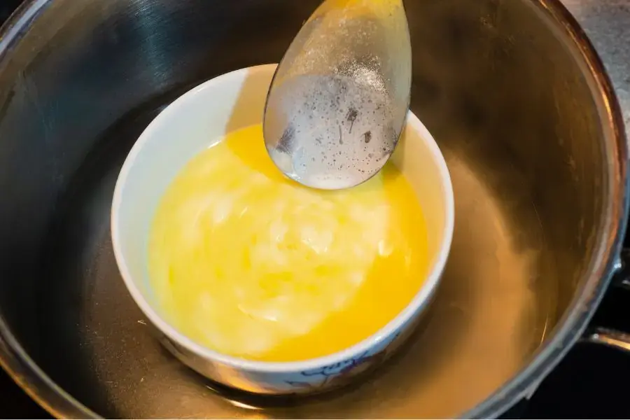 Đun cách thủy sáp ong đến khi tan chảy hoàn toàn.