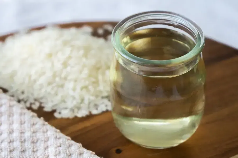Nước giấm gạo giúp đốt cháy mỡ thừa hiệu quả tại nhà.