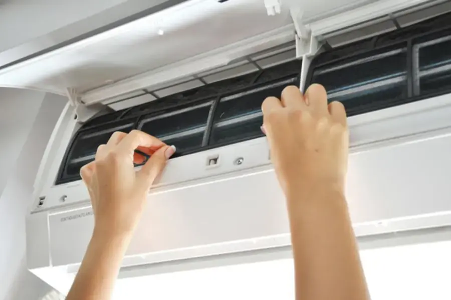 Vệ sinh máy lạnh Reetech dễ dàng.