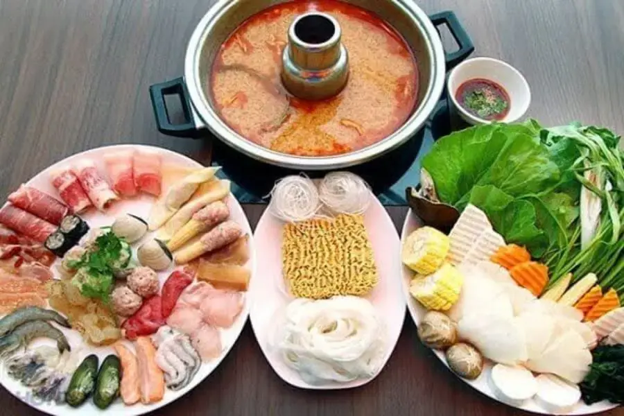 Lẩu thập cẩm gồm những gì? Nguyên liệu chính cần có gồm tôm, thịt bò, mực,...