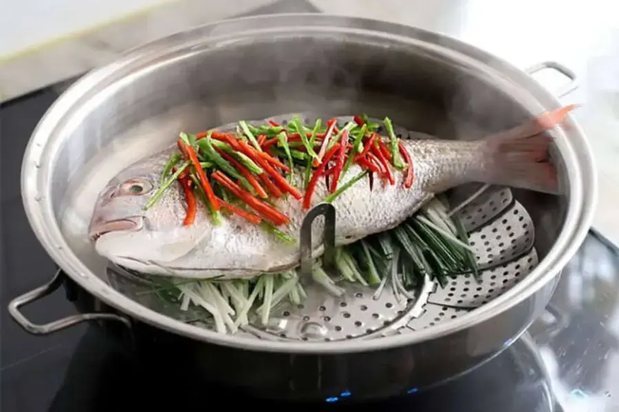 Món cá vược hấp nước mắm thơm lừng vị tỏi ớt