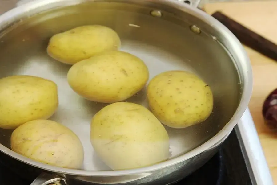 Luộc khoai tây 