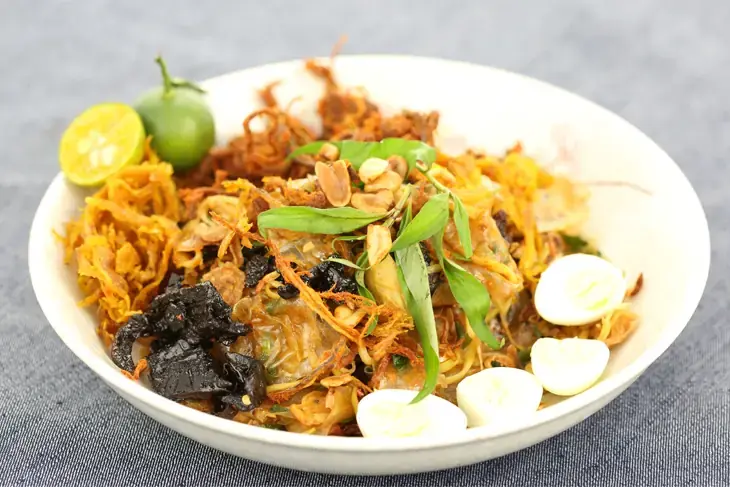 Bánh tráng trộn là món ăn vặt rất được yêu thích ở Việt Nam