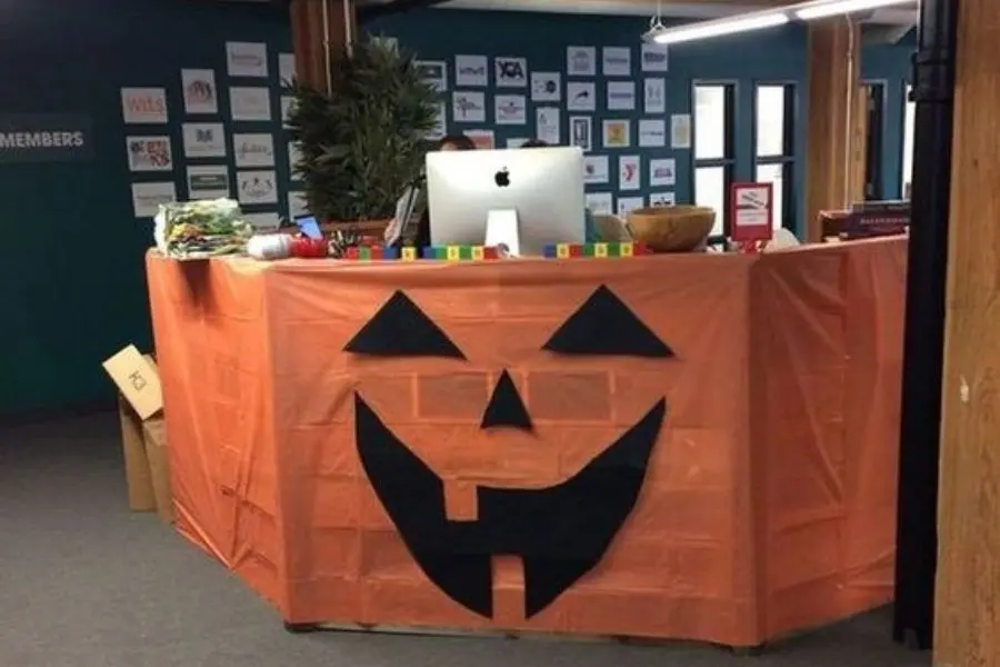 Mẫu trang trí Halloween cho văn phòng trái bí ngô lớn.