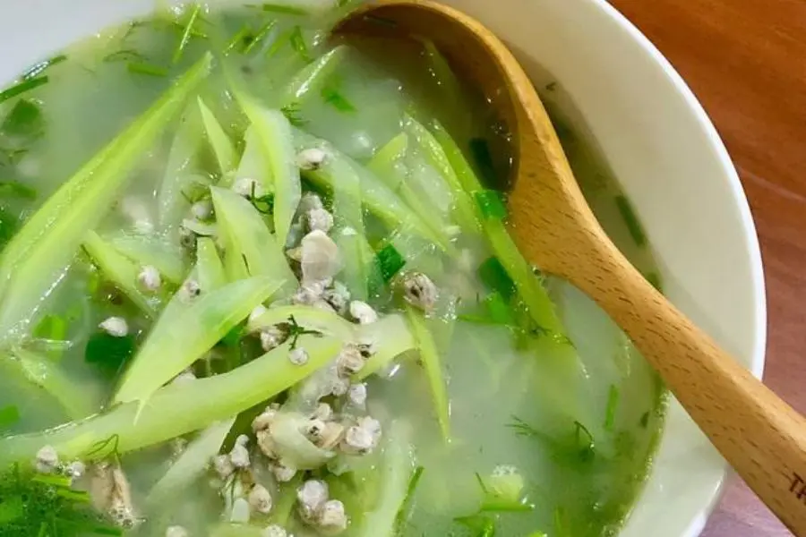 Canh bầu nấu hến – Một trong các món canh ngon cho ngày hè thanh mát.