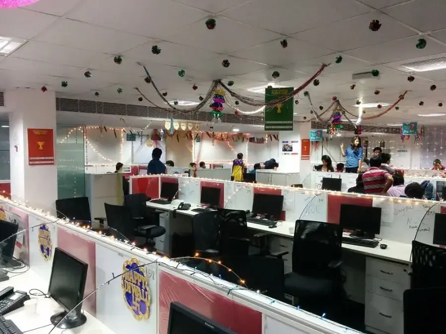 Trang trí tết văn phòng công ty giúp mang lại năng lượng tươi mới tích cực cho nhân viên.