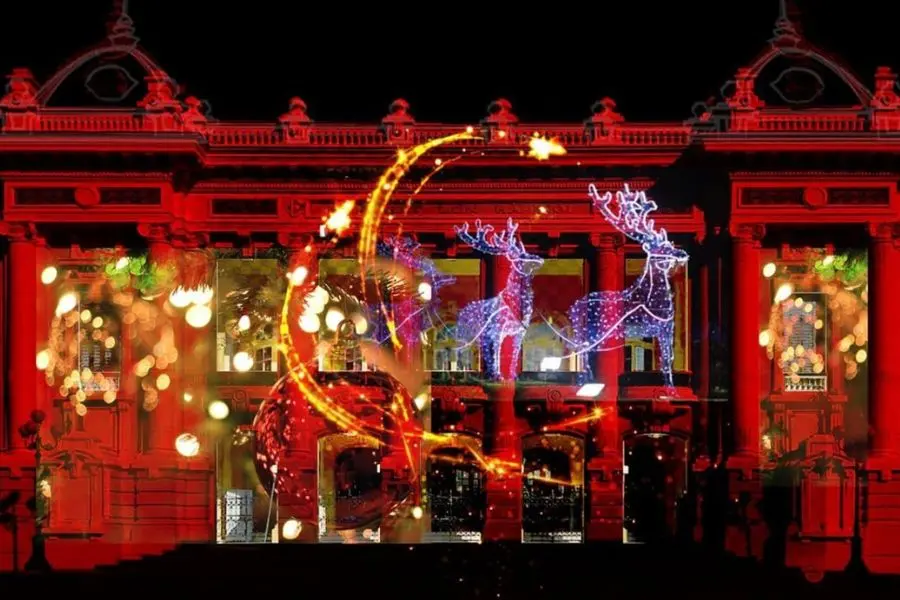 Nhà hát lớn cũng là địa điểm vui chơi bạn có thể tham khảo dịp Giáng Sinh.