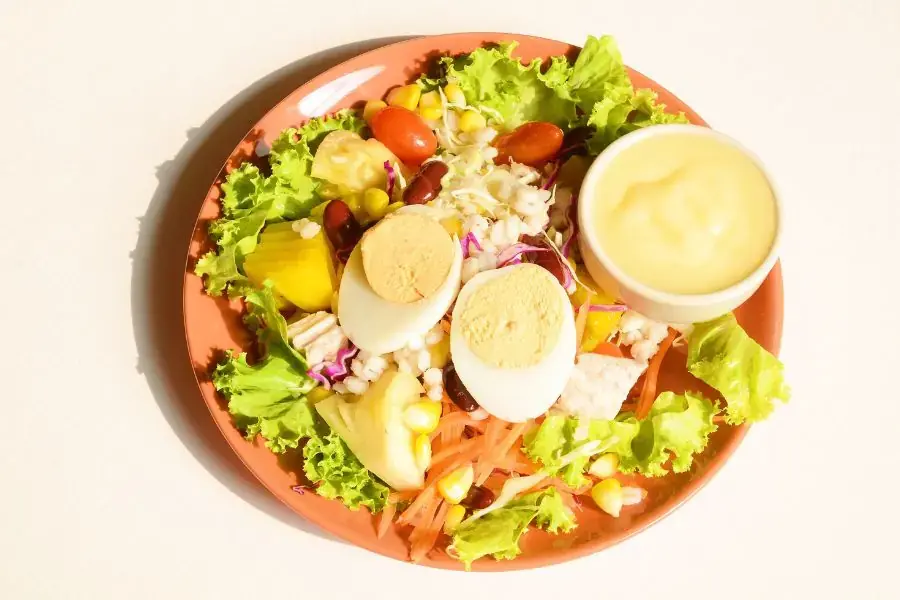 Bữa sáng thanh đạm với salad rau củ 