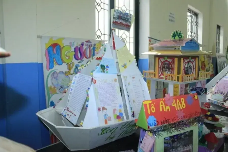 Mẫu báo tường 20 11 tạo hình chiếc thuyền từ những mẫu thư tay độc đáo đến từ Tổ ấm 4A8. 