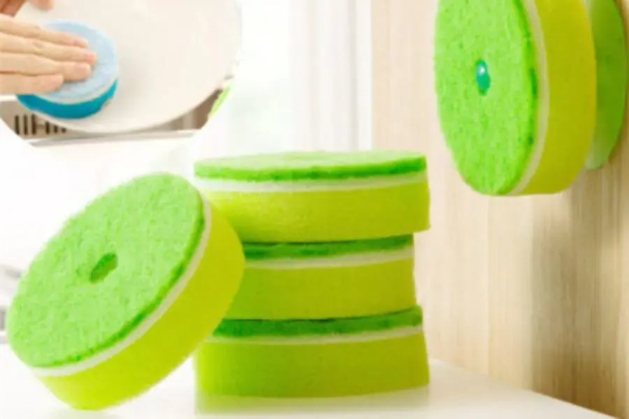 Thường xuyên thay miếng rửa chén (ảnh:bTaskee)