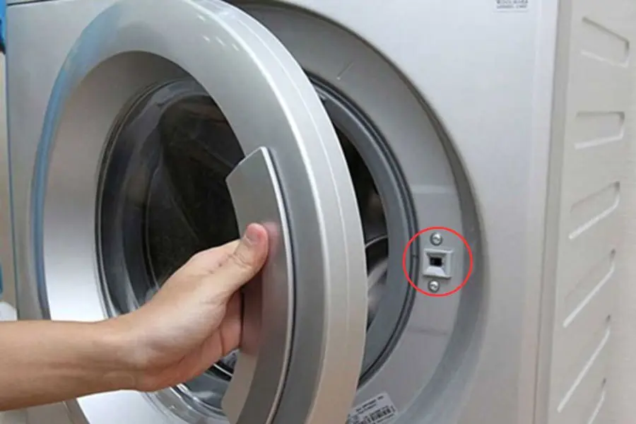 Kiểm tra công tắc của cánh cửa máy giặt.