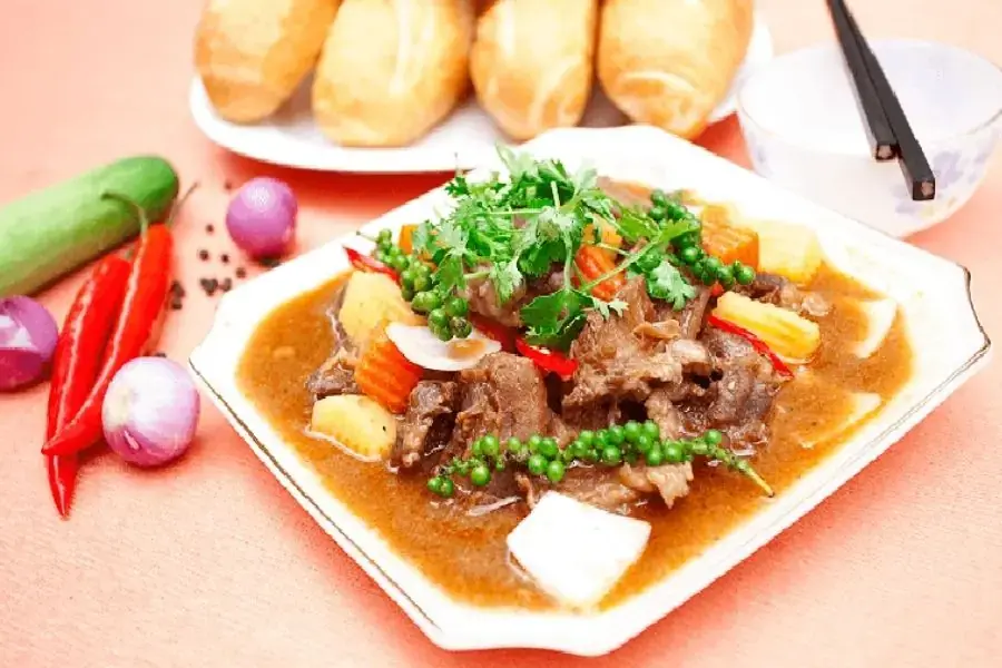 Món thịt bò nấu tiêu xanh hấp dẫn có màu sắc bắt mắt