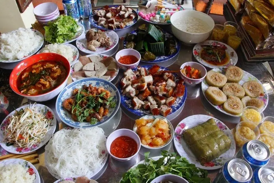 Mâm cơm cúng tất niên cuối năm ở miền Trung.