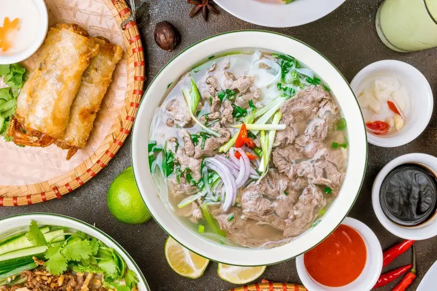 Tô phở bò nóng hổi thơm ngon