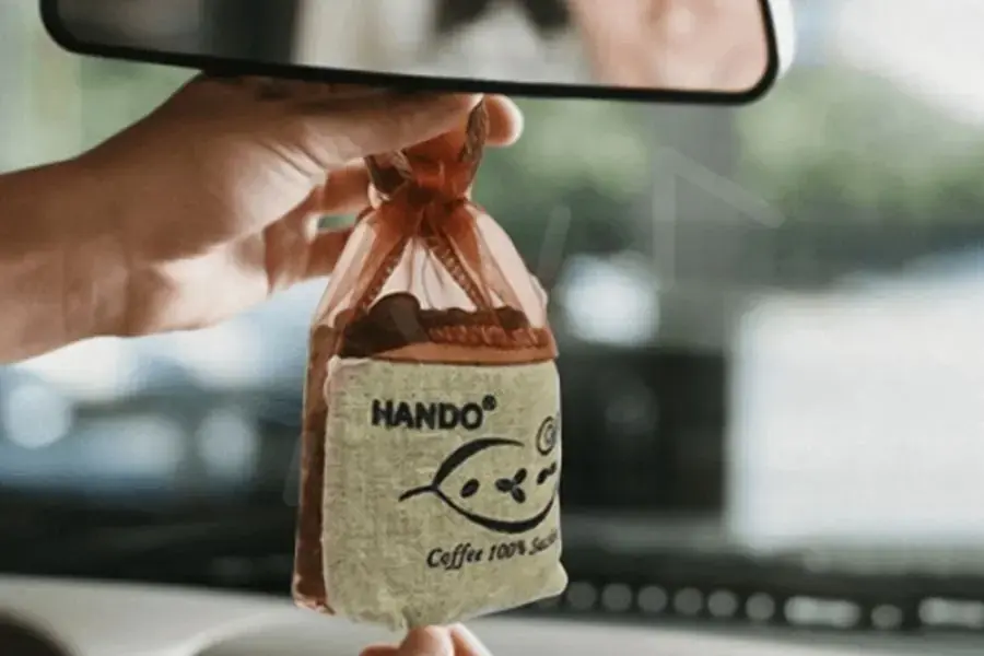 Túi cà phê hoặc bã khử mùi xe hơi