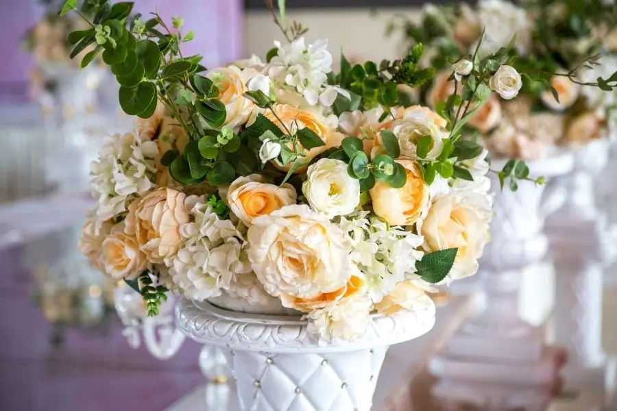 Mệnh Kim thường hợp với màu trắng, ánh kim, nâu và vàng sậm.