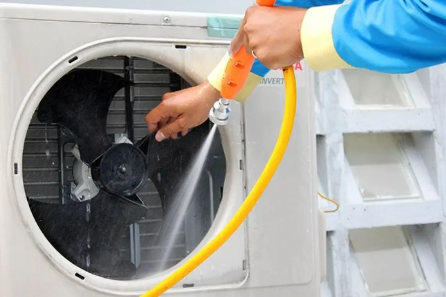 Thường xuyên vệ sinh cục nóng để tránh gặp lỗi F99.