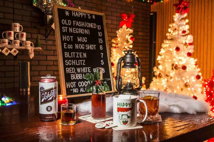 Đặt trên quầy bar một vài cây thông Noel nhỏ hoặc ông già tuyết mini.