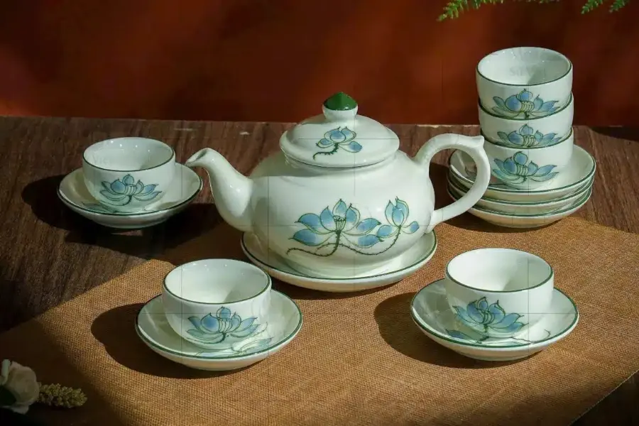 Bộ ấm trà thanh lịch, phù hợp làm quà Trung Thu dành tặng ông bà, cha mẹ.
