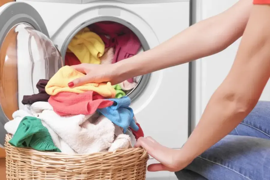 Lấy hết đồ trong máy giặt cửa trước