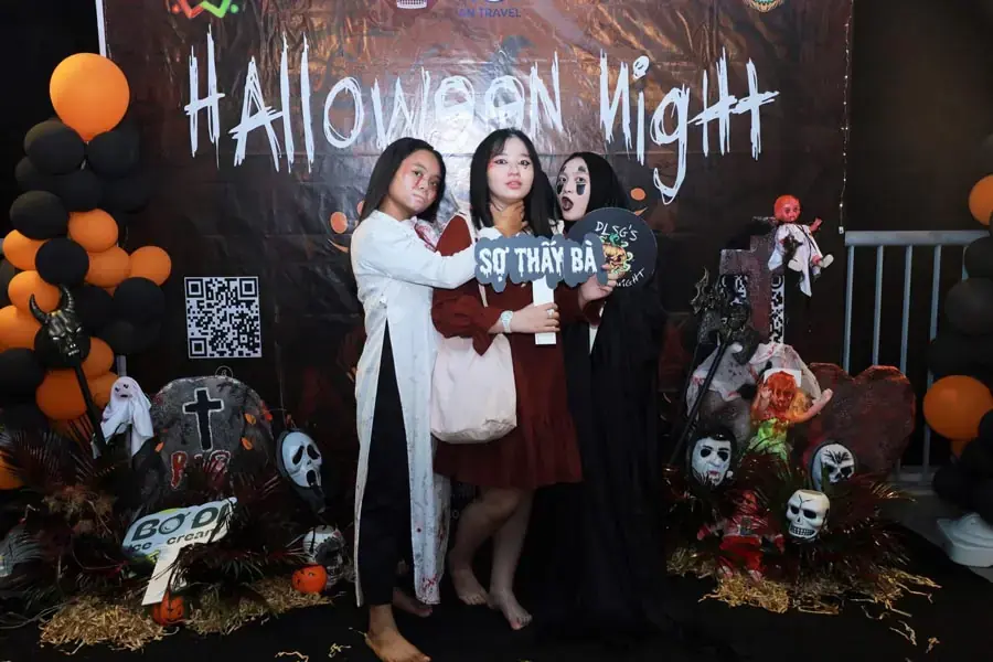 Những background siêu xịn sò tại trung tâm thương mại để bạn chụp ảnh Halloween.
