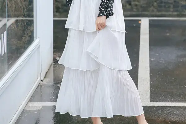 Cố định chiếc váy nhiều lớp vào giá sẽ giúp ủi chúng dễ dàng hơn (Ảnh: aliexpress.com)