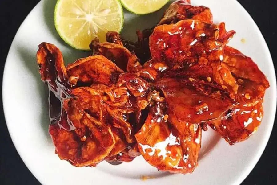 Mực khô xào chín tới sẽ giữ được độ giòn ngon hấp dẫn.