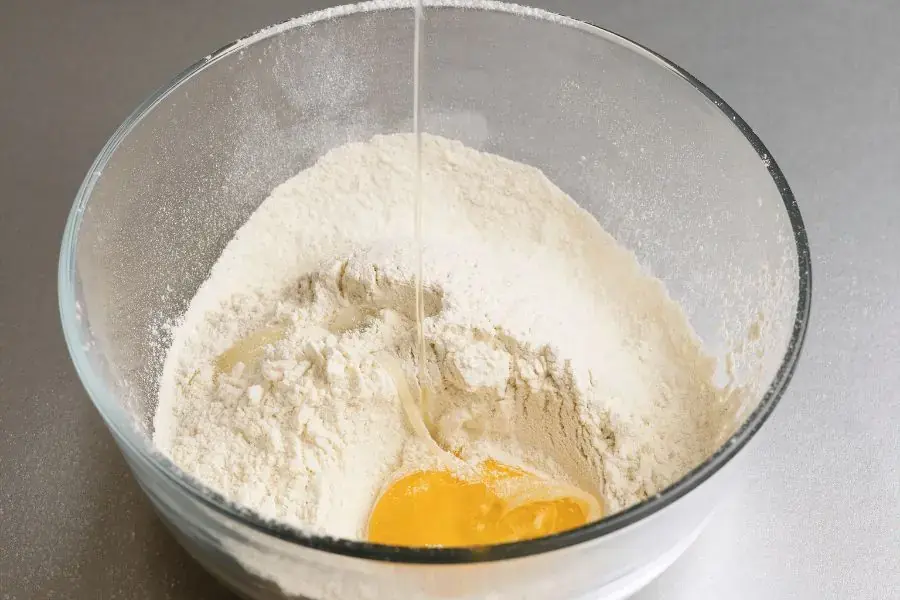 Phải rây bột kỹ để có lớp vỏ bánh mềm mịn.